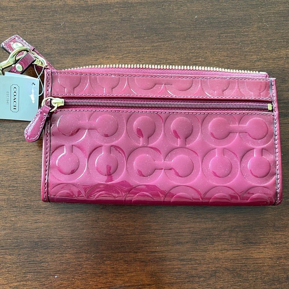 NWT Coach Peyton embossed Patent wristlet - Picture 3 of 8